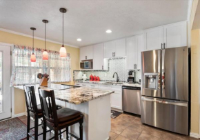 Sleeps 9 Near Lake in The Colony, Frisco, Plano area close to Major Attractions
